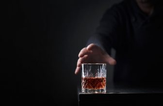 Los desafíos de la desintoxicación del alcohol por su propia cuenta